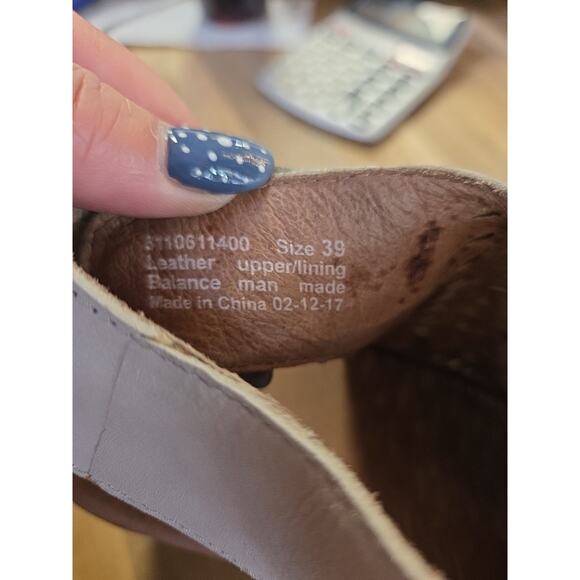 This is a Dansko Danae block heel sandal in oyster milled nubuck leather Size 39 - Picture 12 of 16